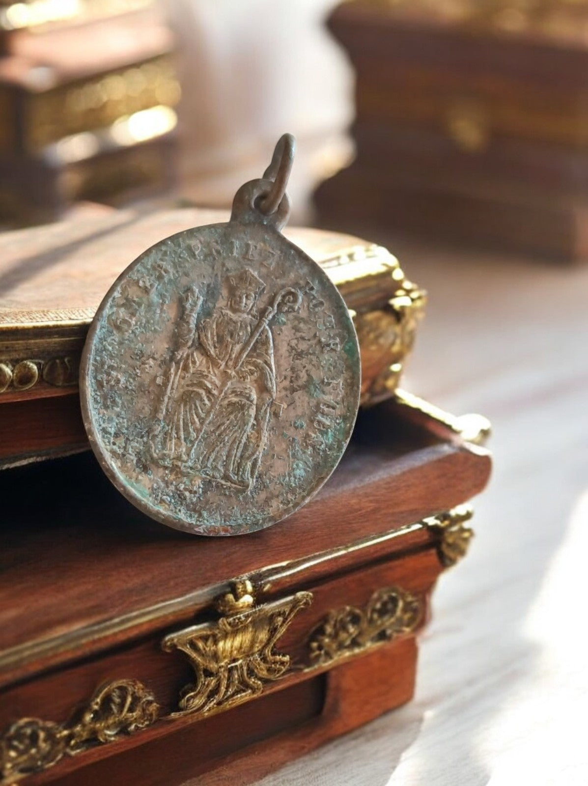 Pendentif religieux catholique ancien en métal, médaillon patiné vintage