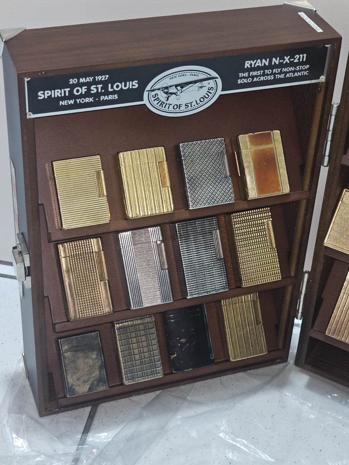 Support exposition Spirit of St Louis en bois présentoir vitrine briquet neuf