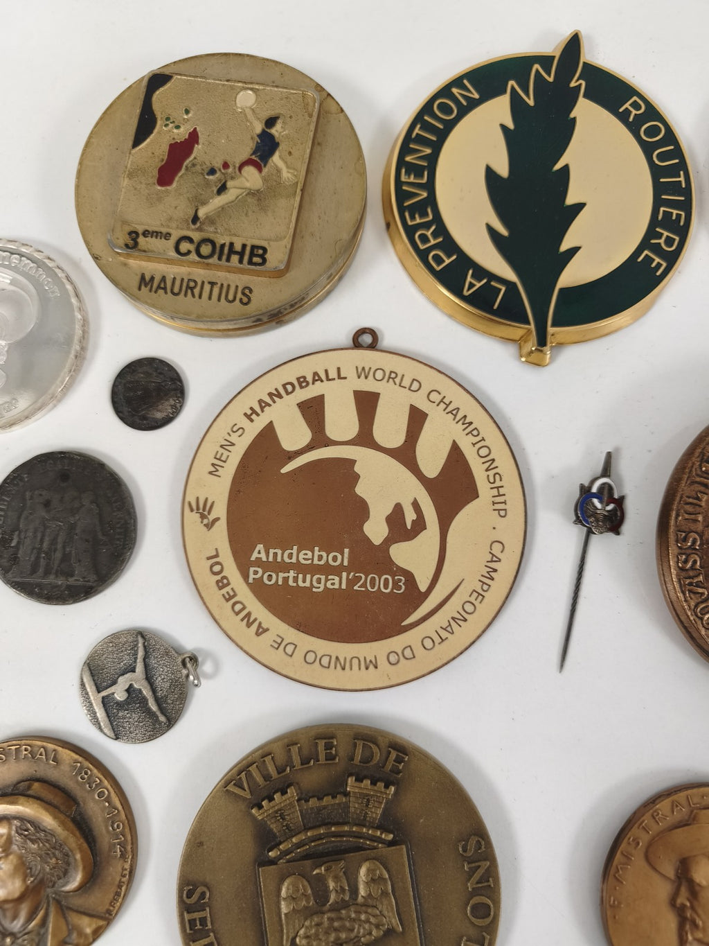 Lot anciennes médailles diverses sport, ville, commémoratives, pins vintage