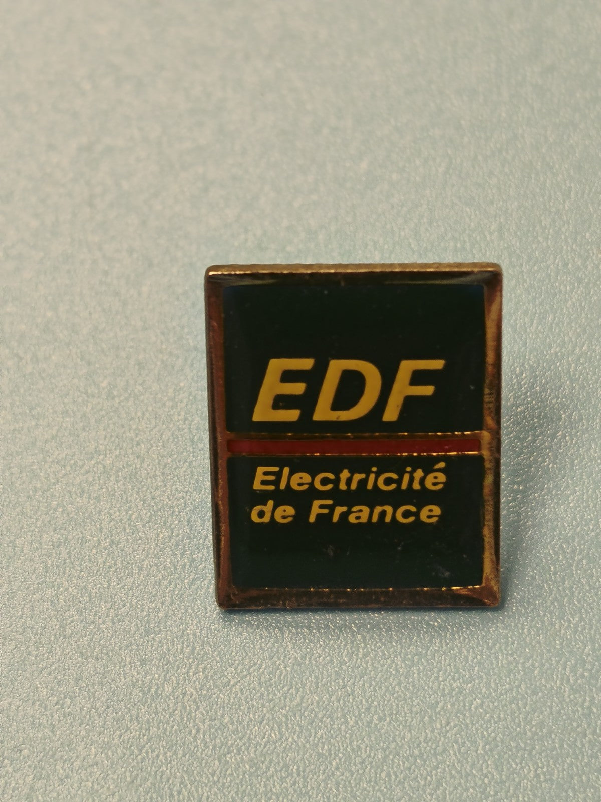 Pin's vintage EDF Electricité de France émaillé logo jaune noir collection