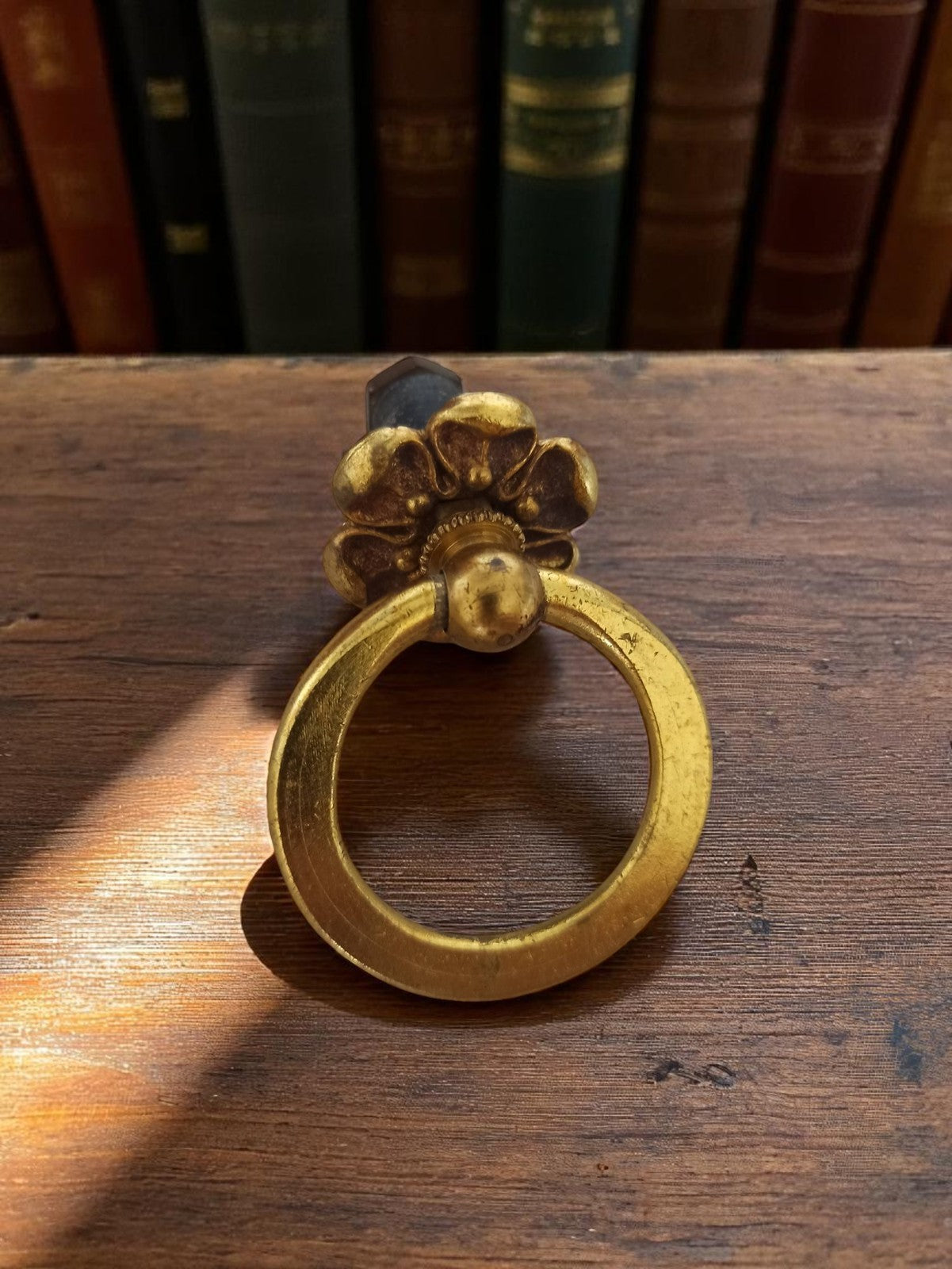 Poignée vintage bronze années 50 pour meuble, petit modèle, motif floral
