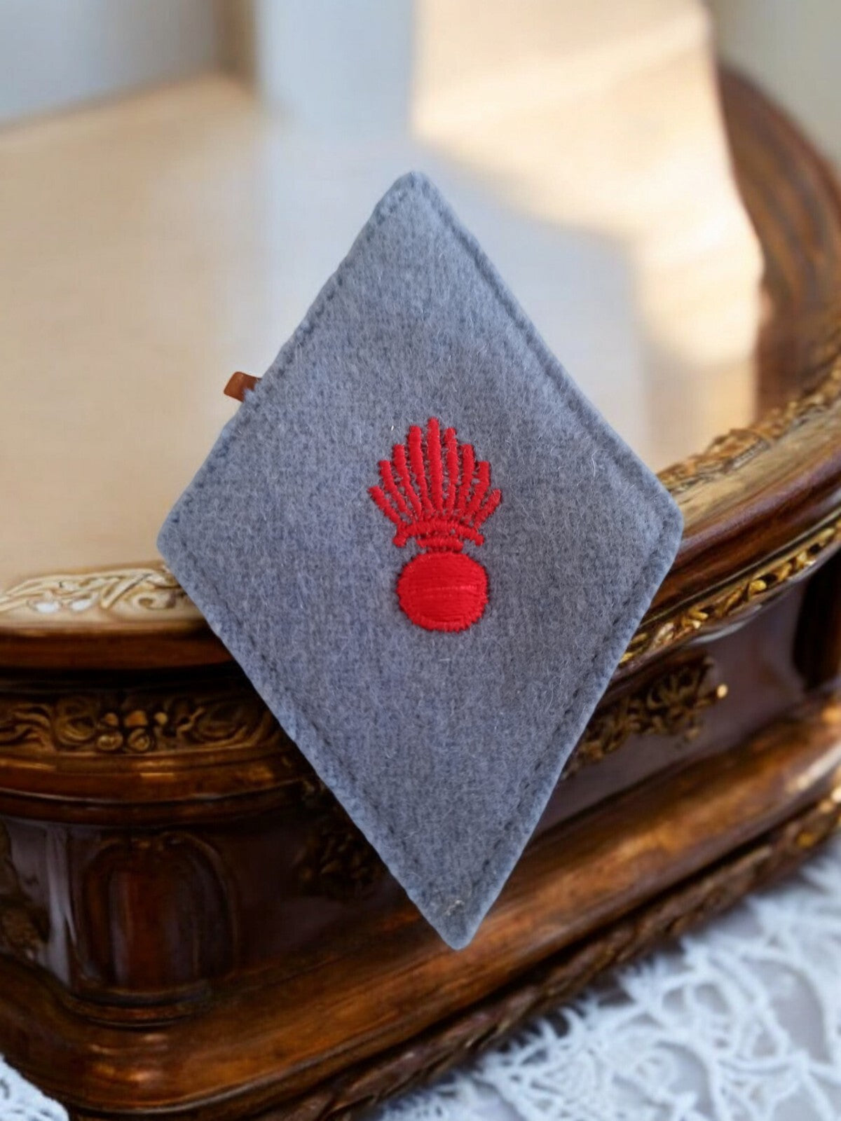 Écusson militaire vintage losange gris insigne grenade rouge brodé armée