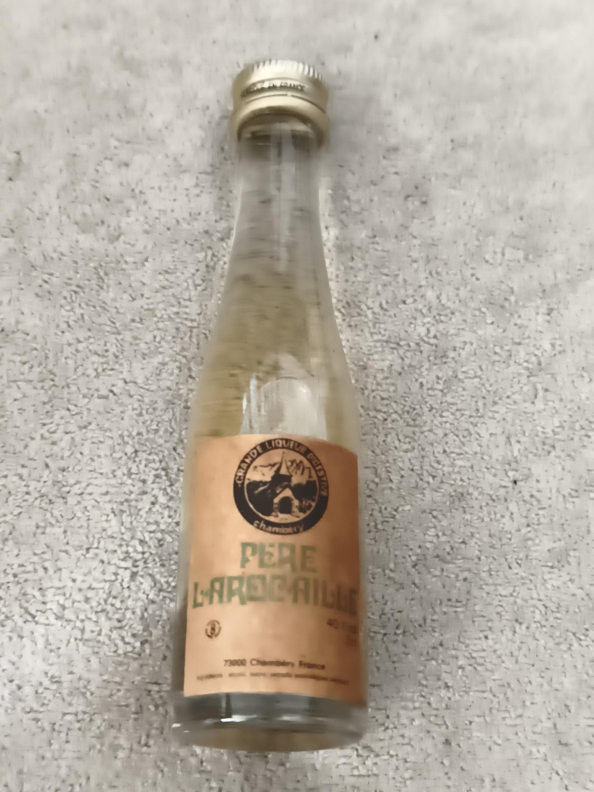 Mini-bouteille liqueur Père Larocaille étiquette papier partiellement remplie