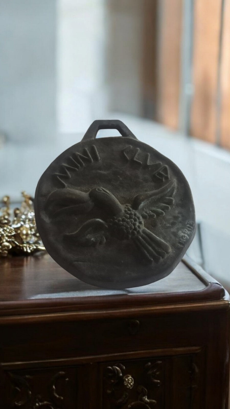 Médaille Club Med Vintage ancienne - souvenir de voyage, motif oiseau relief