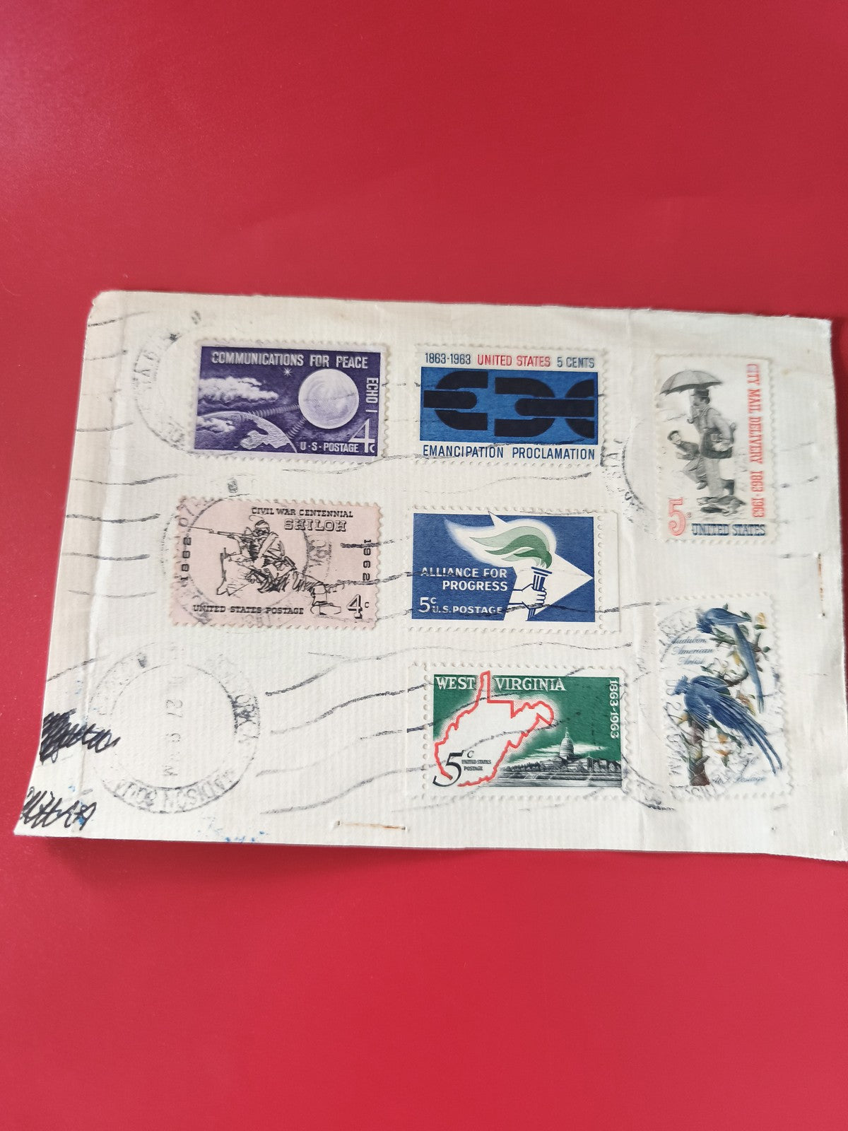 Enveloppe affranchie avec timbres américains thématiques, fond rouge
