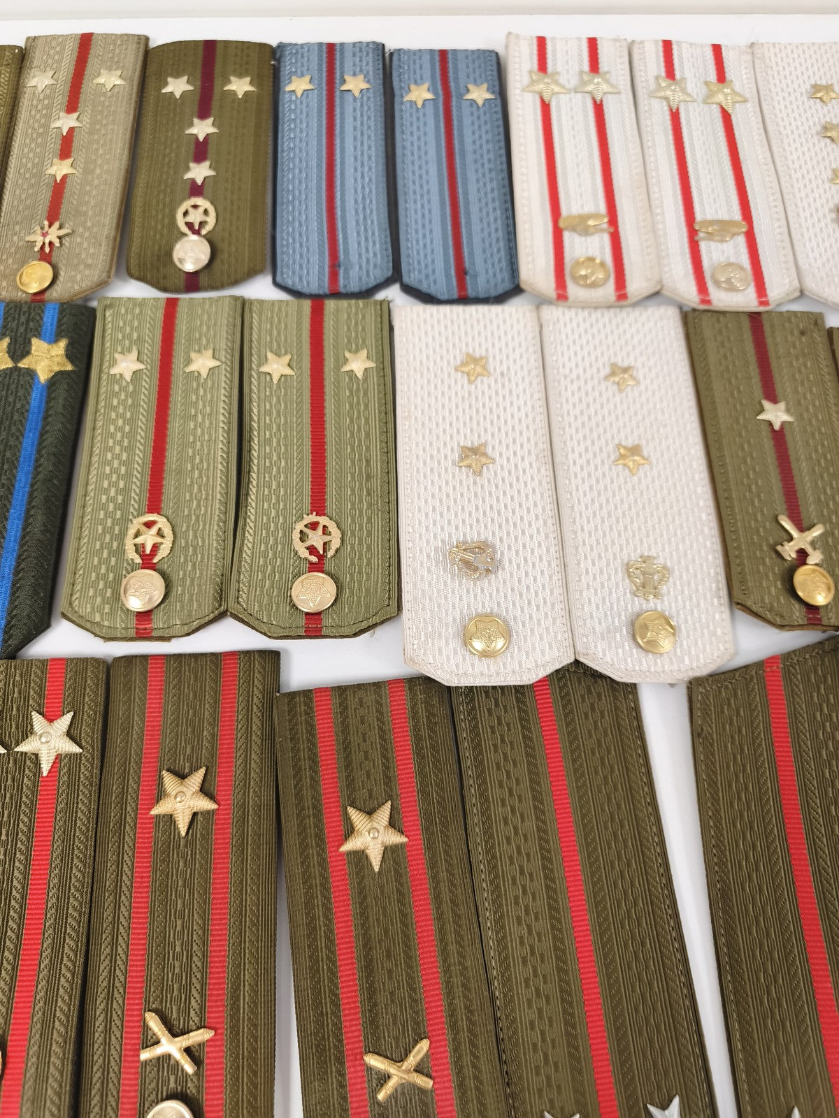 Ancien lot de pattes d?épaule militaires russes, galons et étoiles