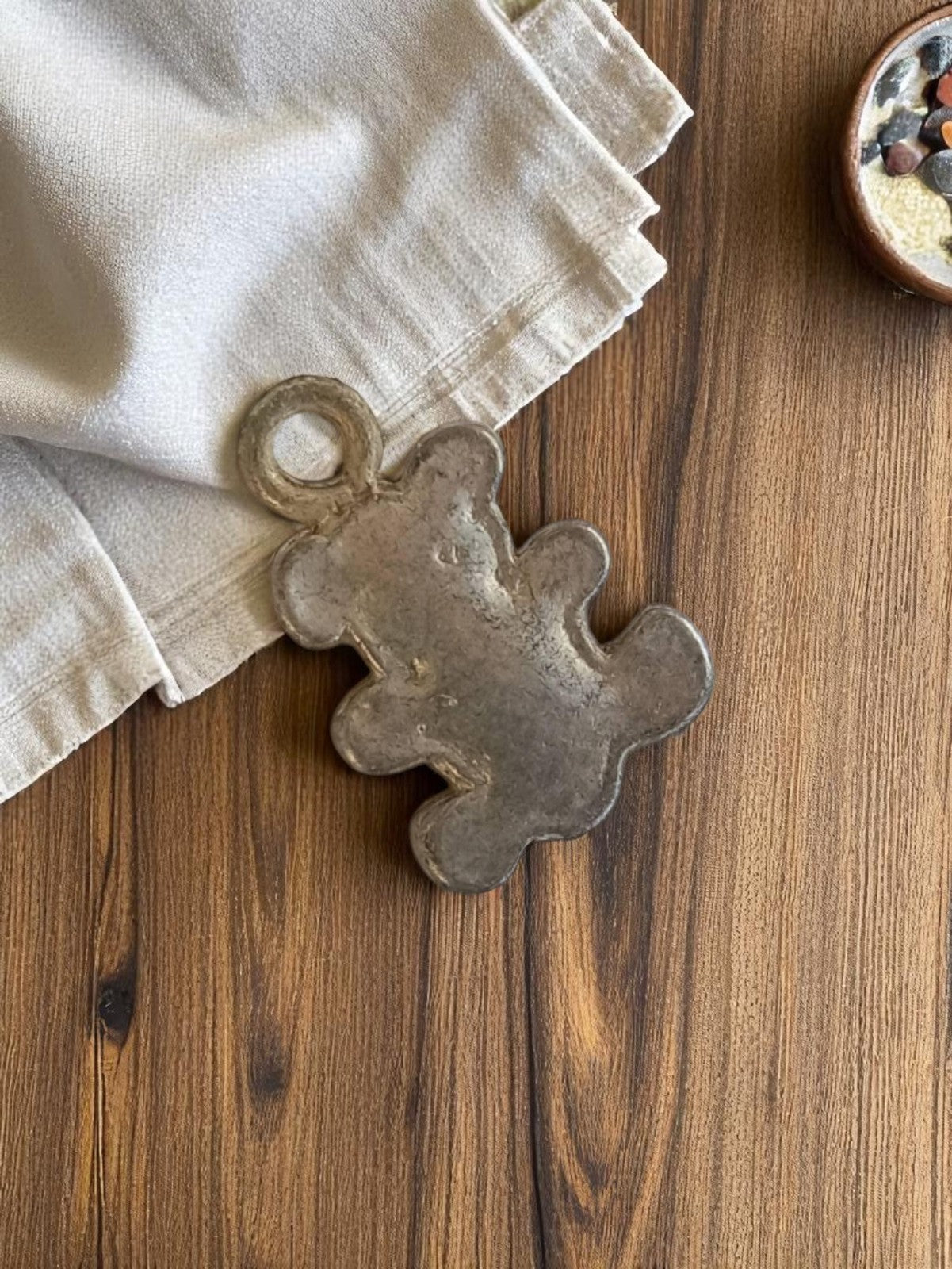 Pendentif ourson vintage métal brut années 50 rétro bijou deadstock