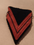 Écusson ancien chevron tissu bleu bordure rouge brodé vintage militaire grade