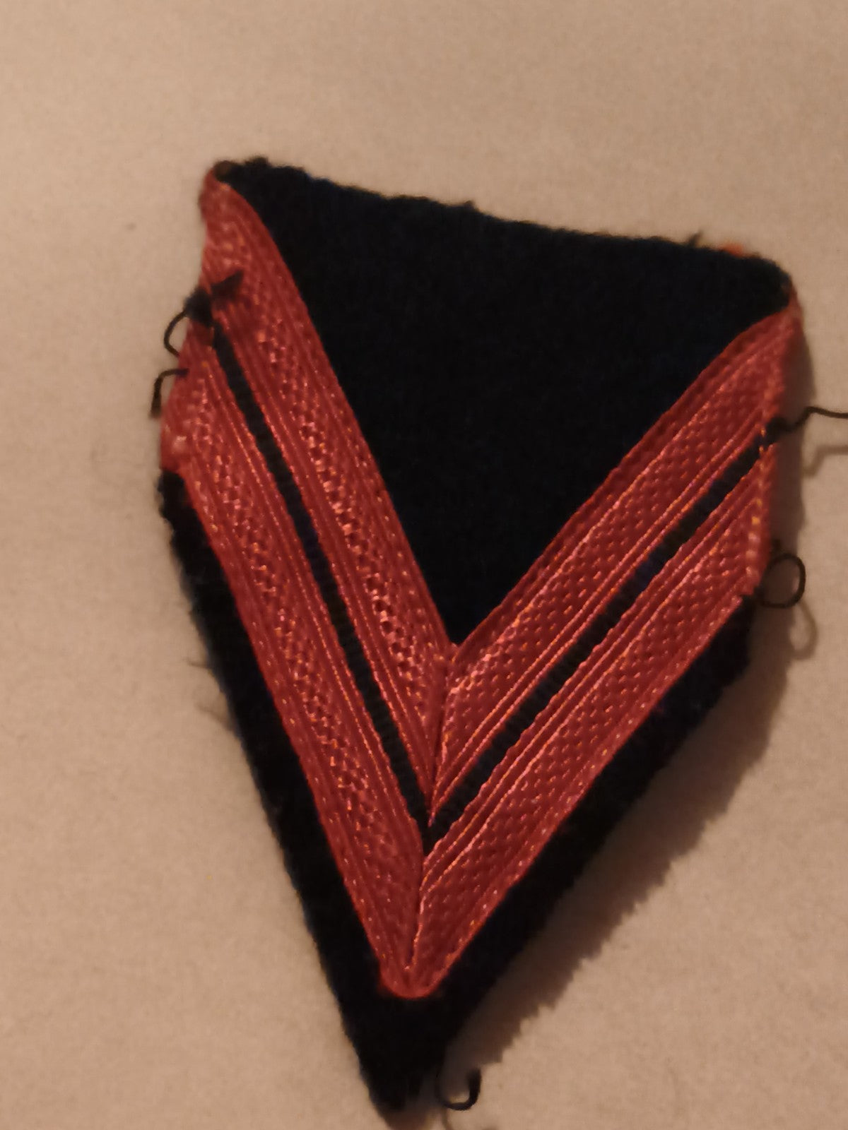 Écusson ancien chevron tissu bleu bordure rouge brodé vintage militaire grade