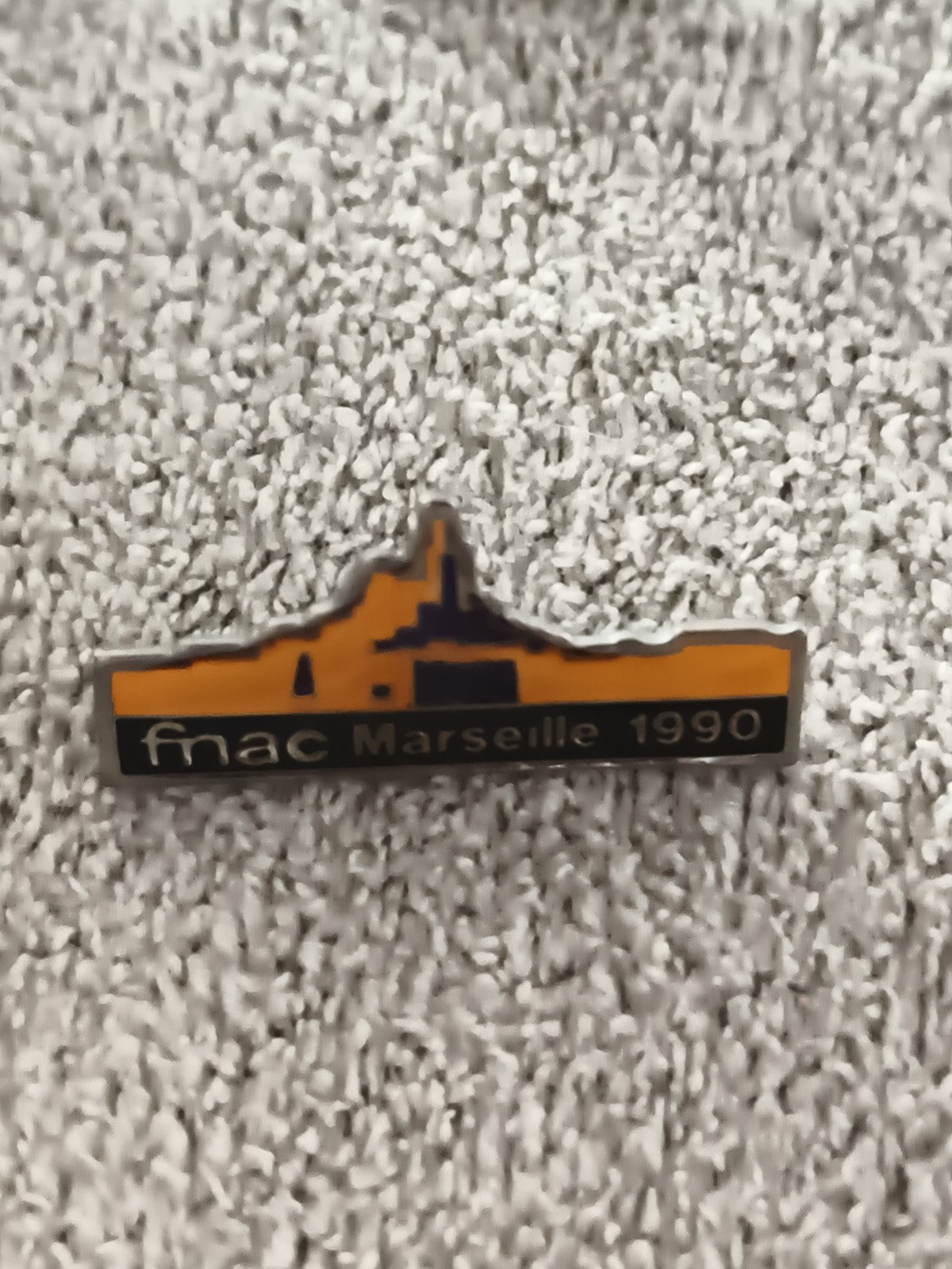Pin's vintage FNAC Marseille 1990 silhouette orange noir badge ancien (Ref 6)