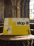 Plaque publicitaire vintage métal Stop-ill jaune blanc années 70 déco rétro