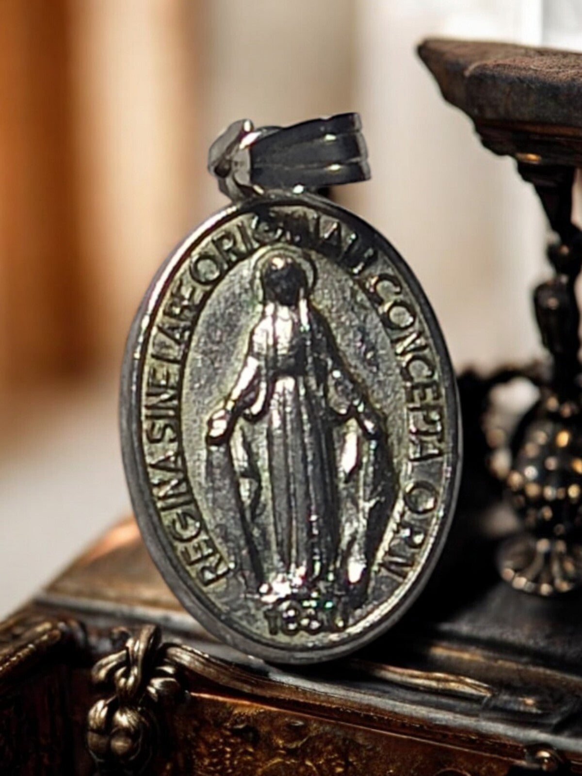 Vintage médaille religieuse Regina, ovale, Vierge Miraculeuse, métal argenté