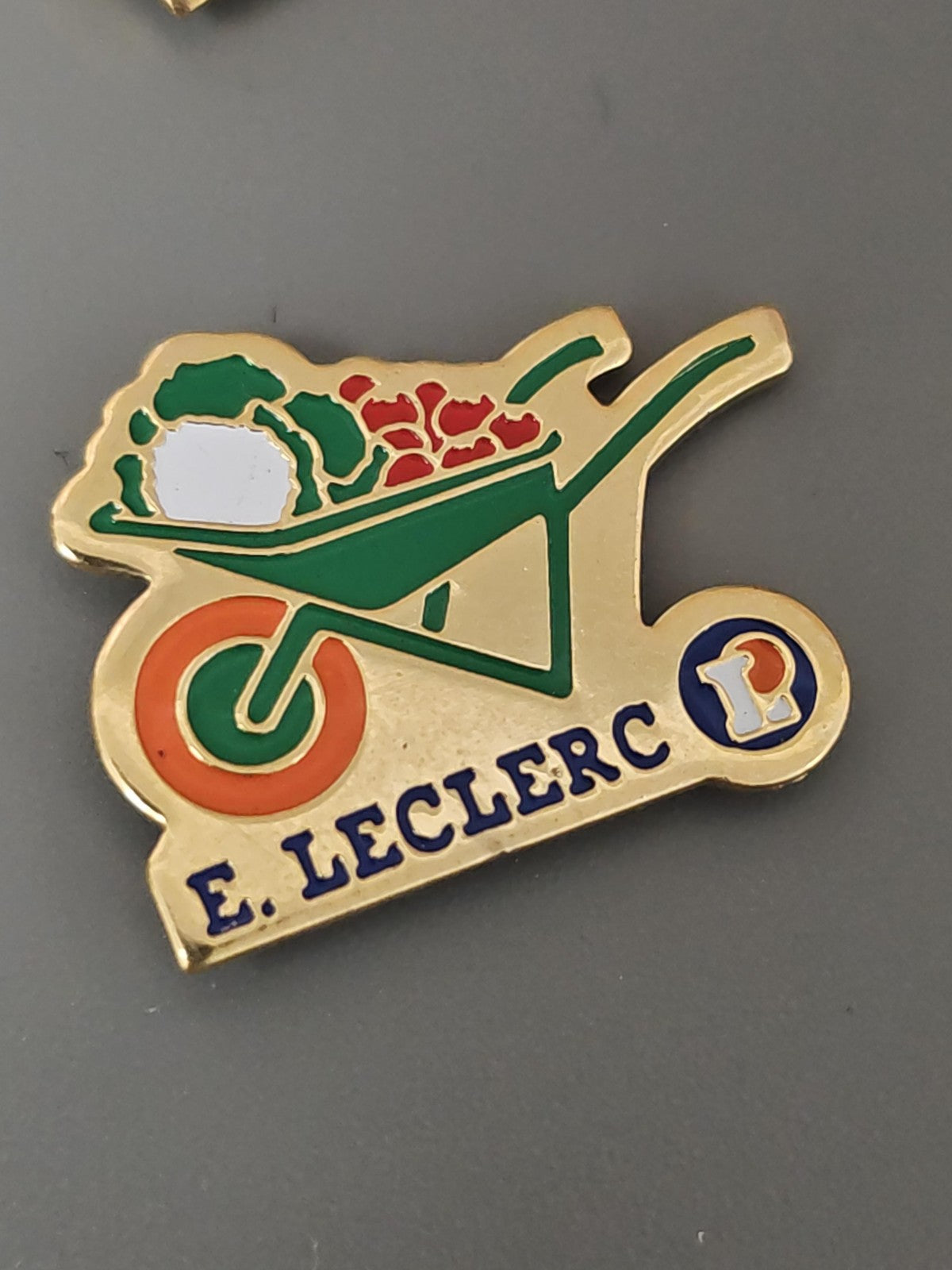 Pin's ancien rétro Leclerc, badge publicitaire vintage, collection années 80-90