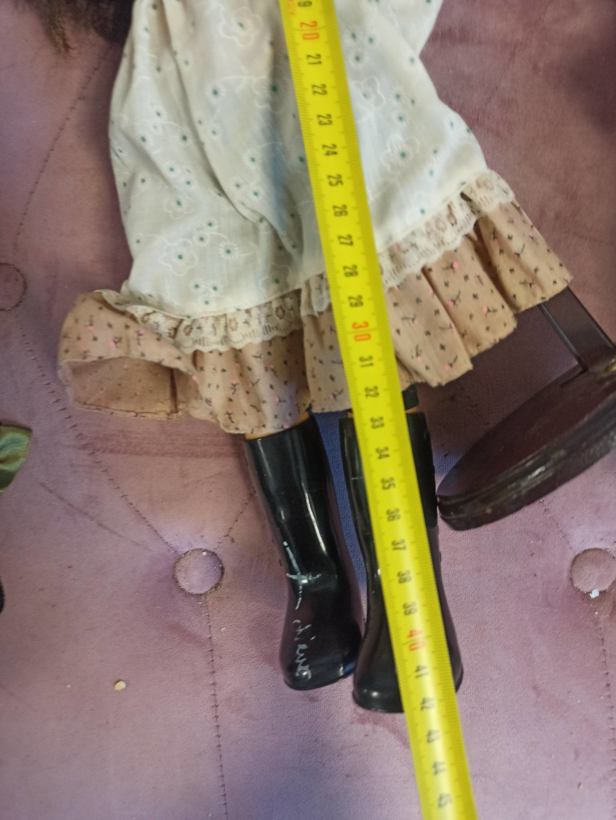 Alte Vintage-Puppe, realistisches Gesicht, Retro-Spitzenkleid, antike Dekoration