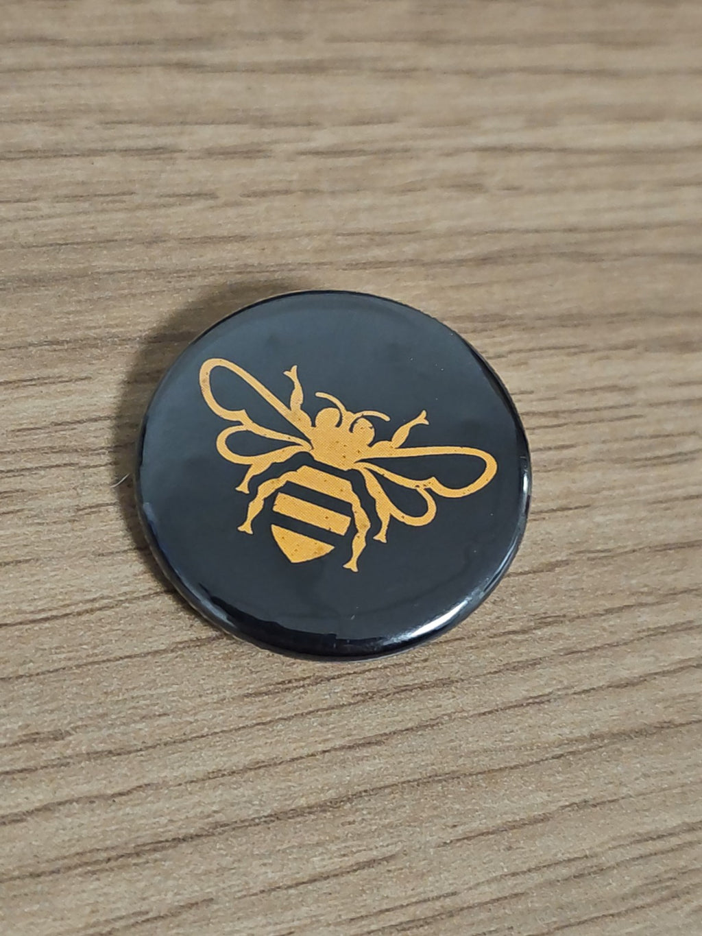 Pin's vintage écusson abeille dorée Manchester, rare badge rétro collection