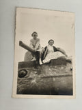 Carte photo ancienne enfants sur char militaire WWII noir et blanc rétro