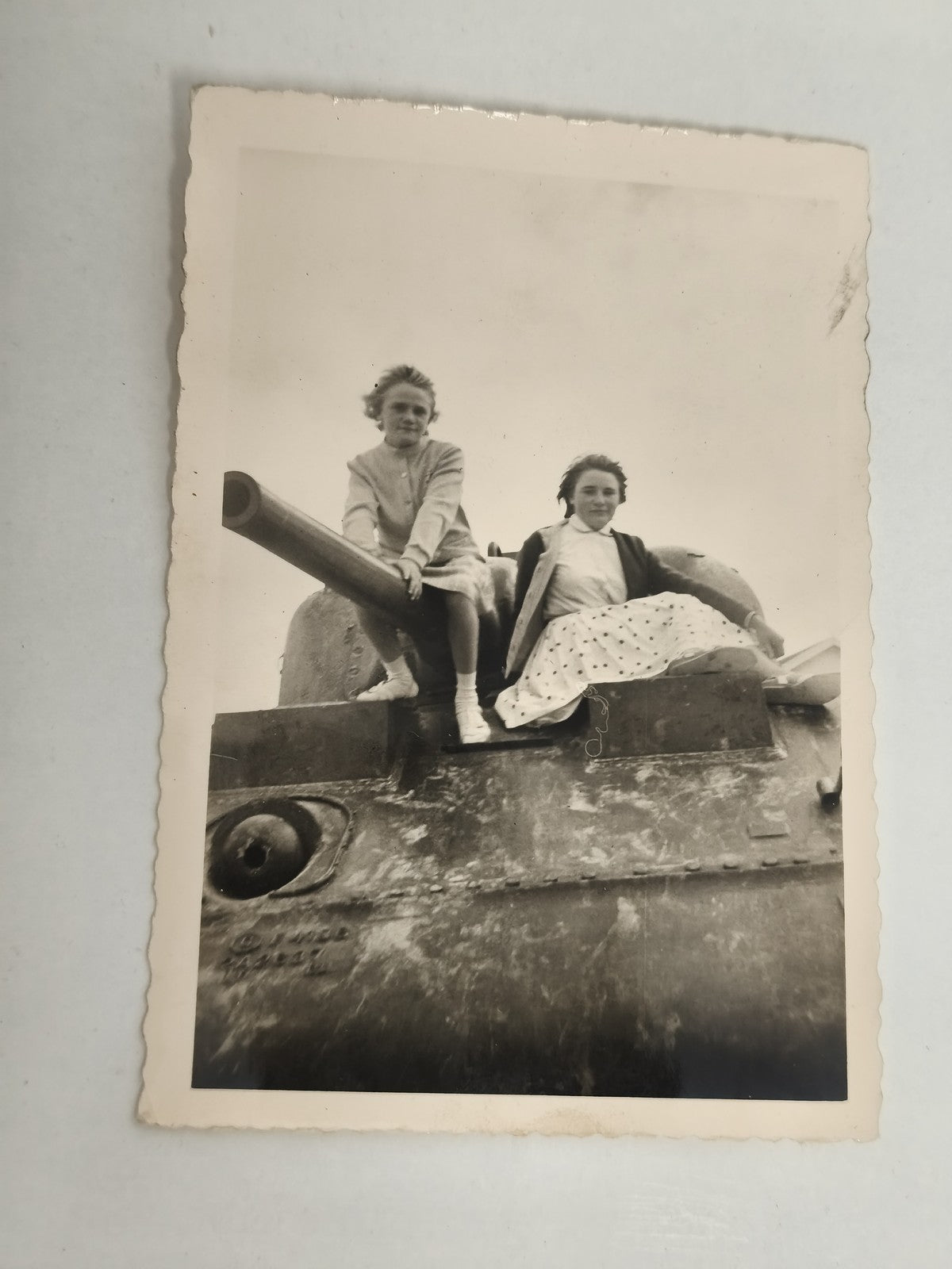 Carte photo ancienne enfants sur char militaire WWII noir et blanc rétro
