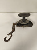 Ancienne poignée serrure de porte avec levier et crochet métal vintage