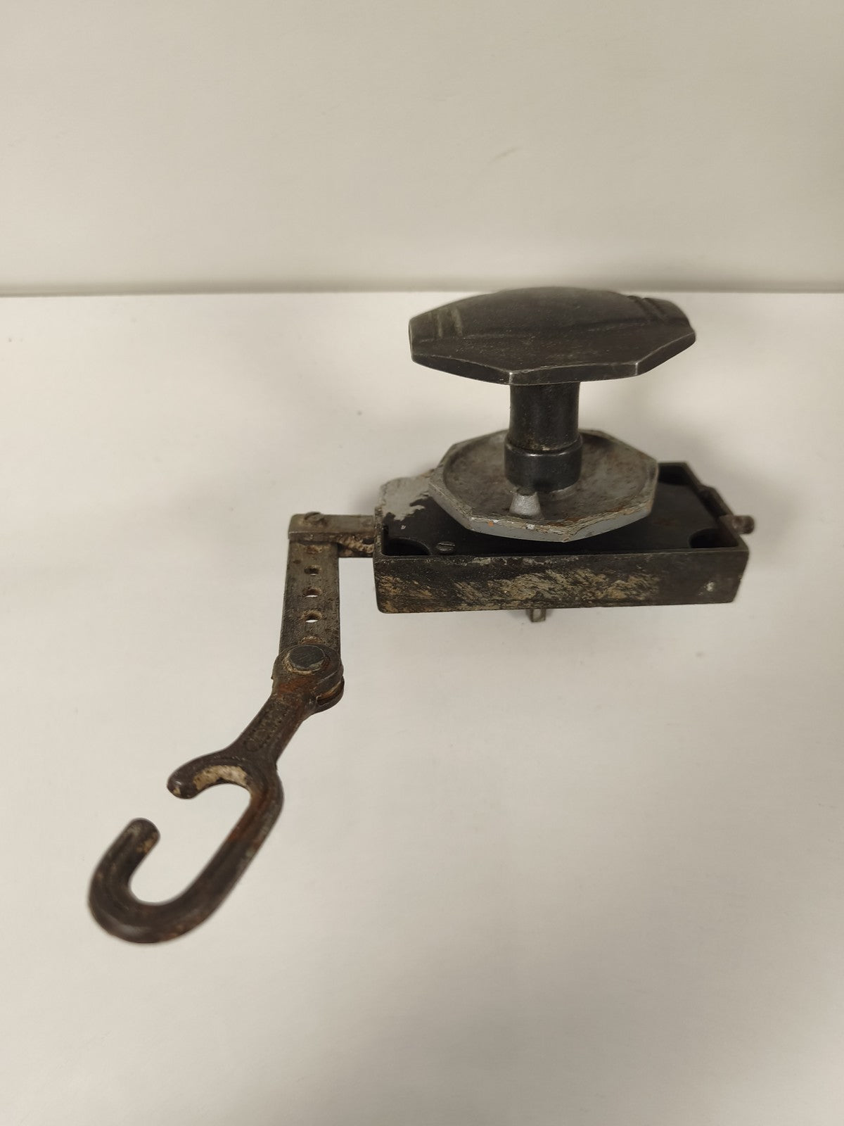 Ancienne poignée serrure de porte avec levier et crochet métal vintage
