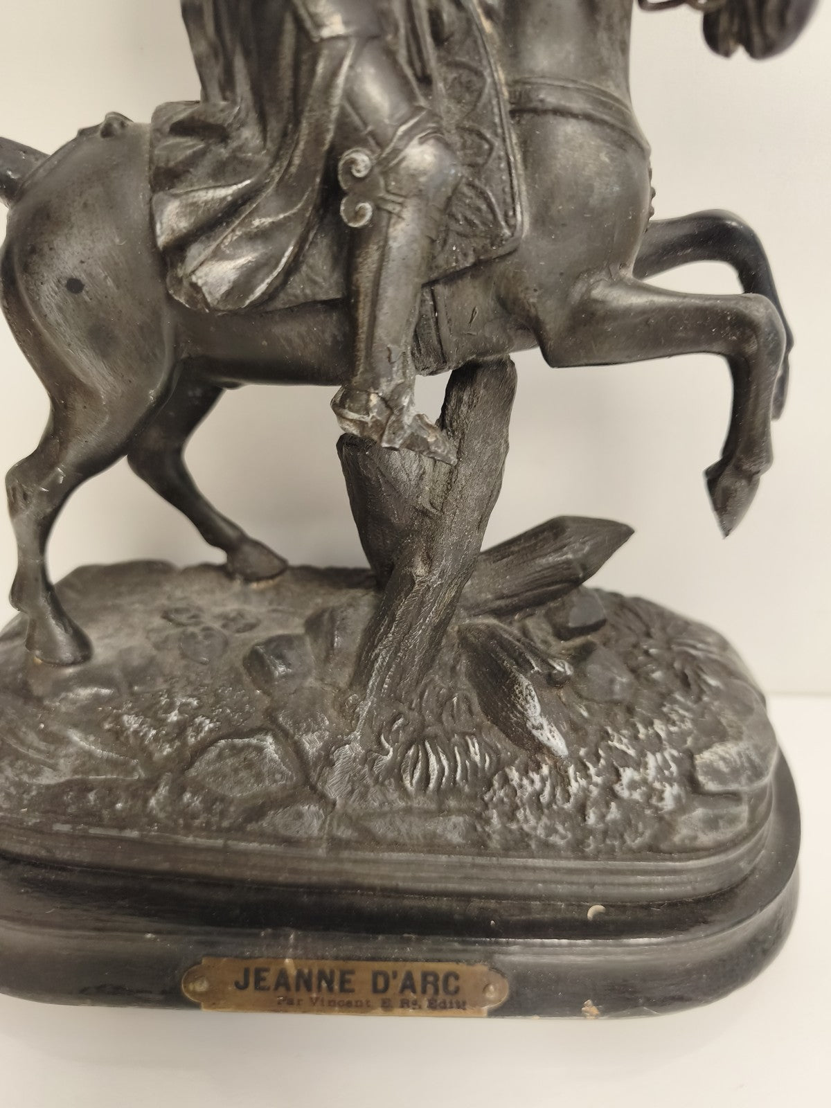 Statue ancienne Jeanne d’Arc équestre métal noirci, à restaurer, style XIXe