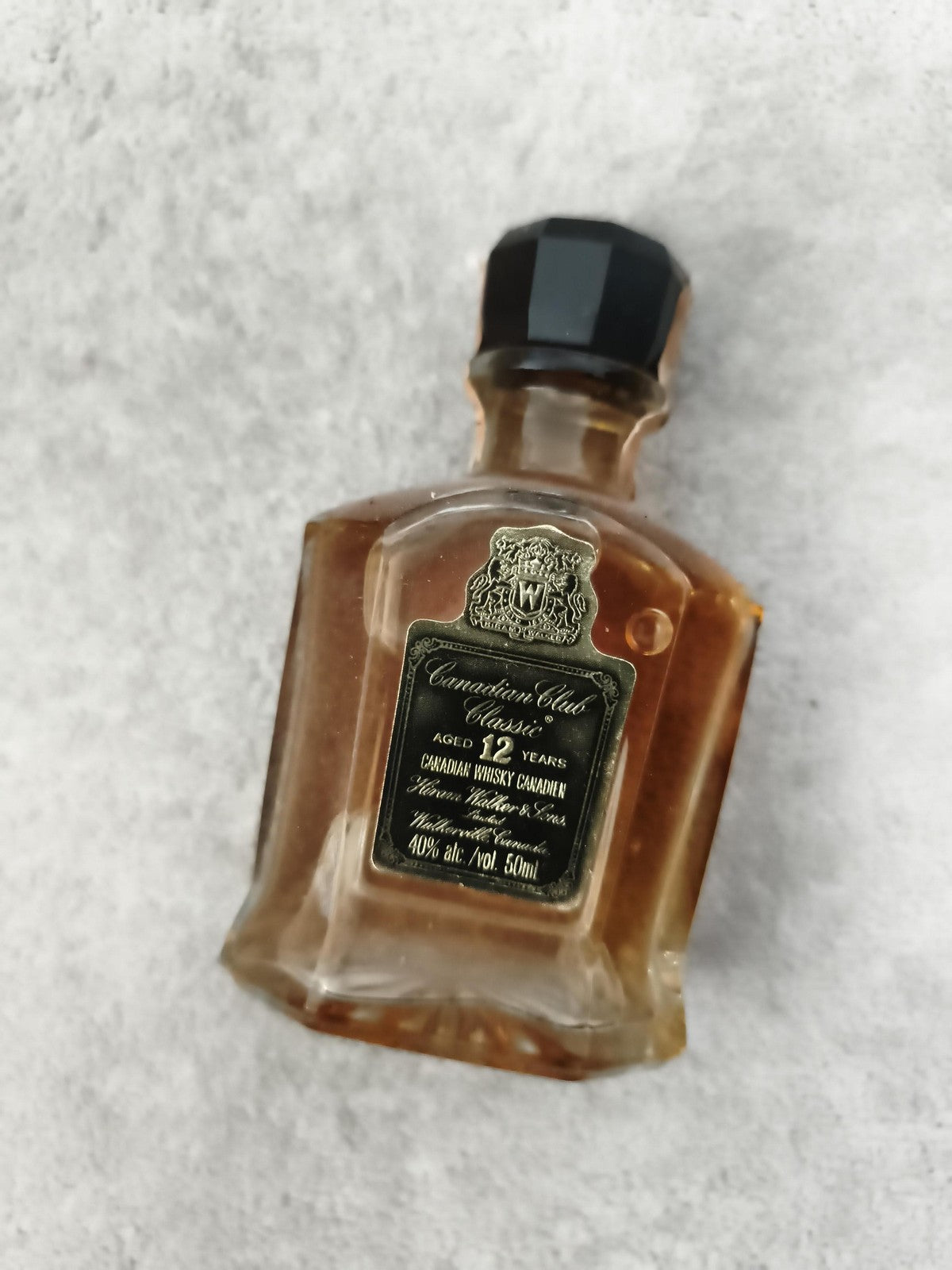 Mini-bouteille whisky Canadian Club 12 ans étiquette noire 50ml partiellement re