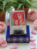 Boîte porte-cartes vintage pop art femme rétro, métal argenté, déco années 70