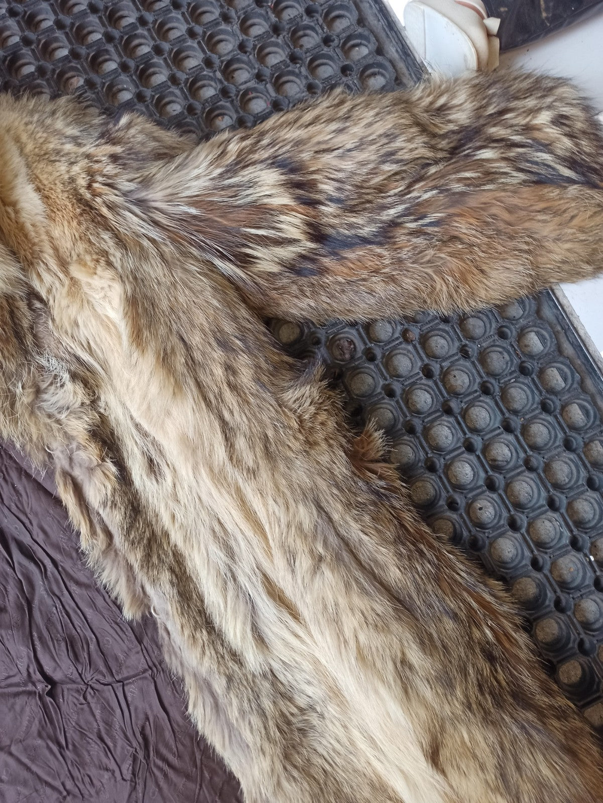 Manteau vintage en fourrure véritable brun ancien rétro, doublure satinée
