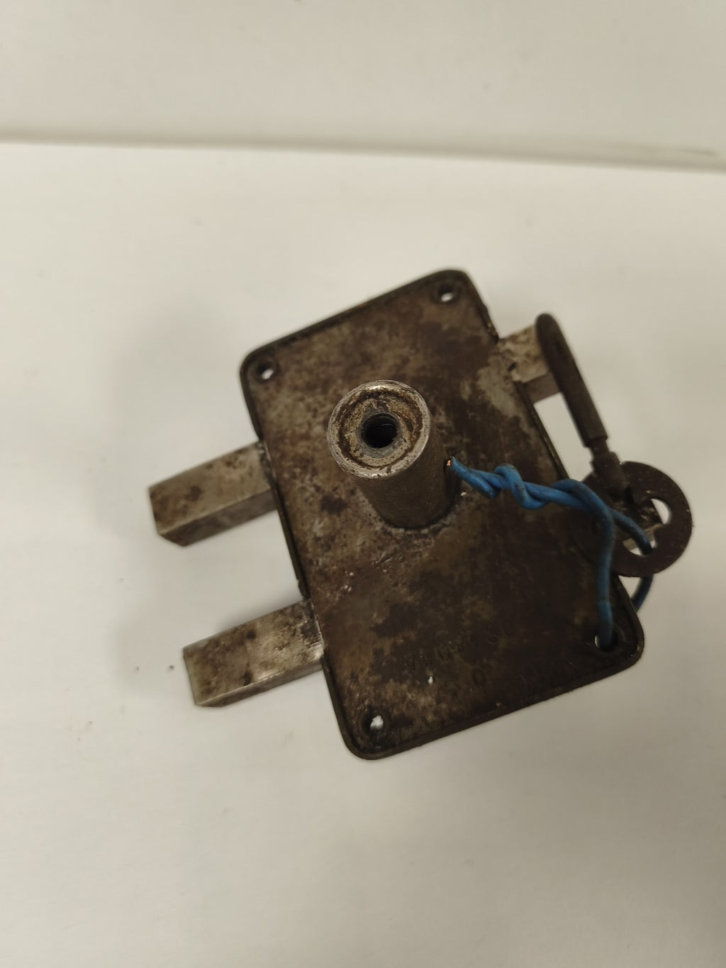 Ancienne serrure de porte en métal EF Paris ? vintage, patine bronze