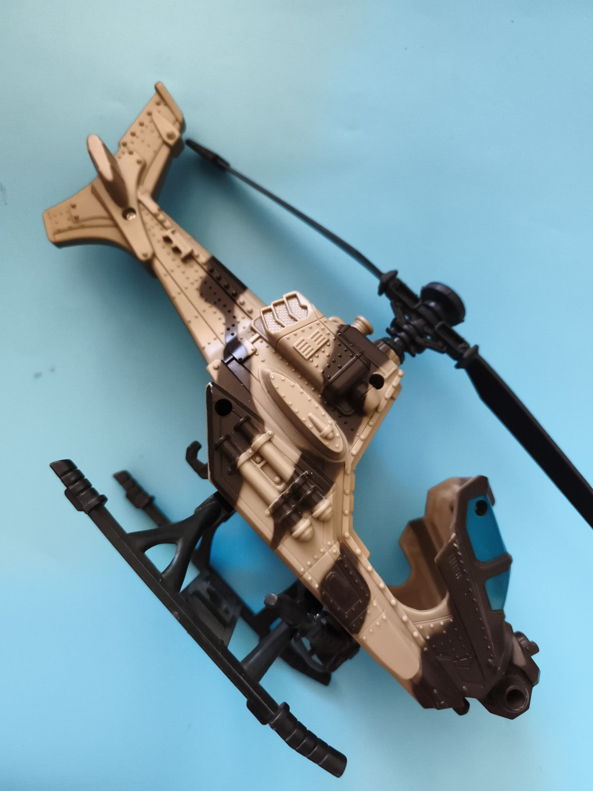 Hélicoptère militaire Chap Mei beige marron, jouet soldat, cockpit bleu