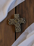 Pendentif croix vintage métal texturé années 50, bijou rétro religieux