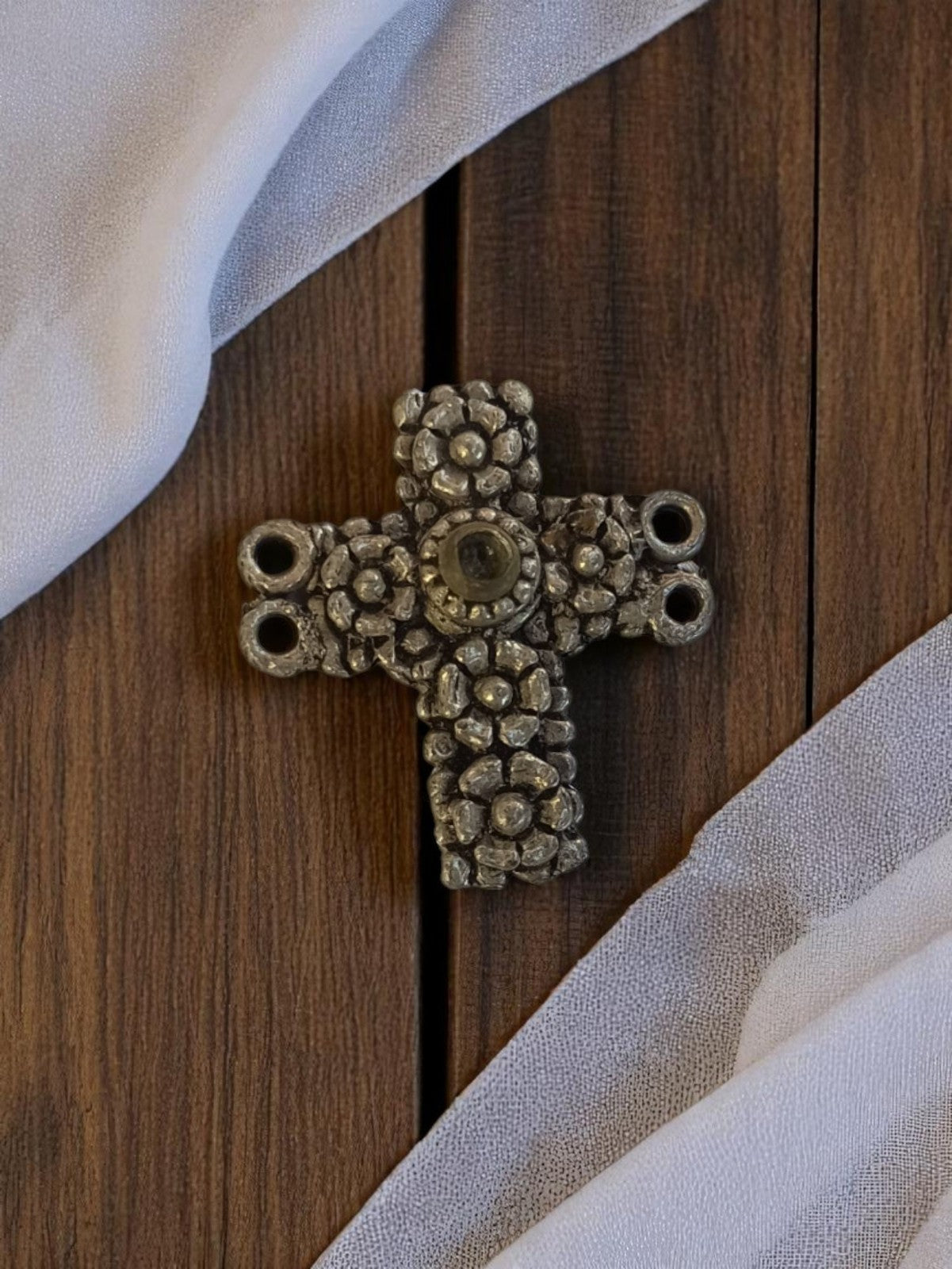 Pendentif croix vintage métal texturé années 50, bijou rétro religieux