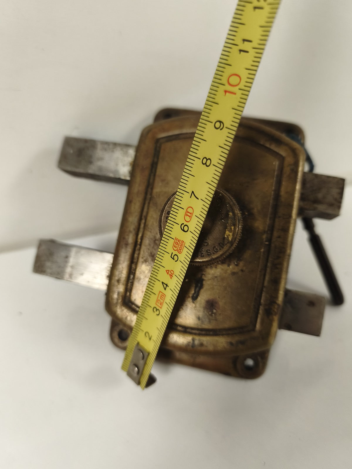 Ancienne serrure de porte en métal EF Paris ? vintage, patine bronze
