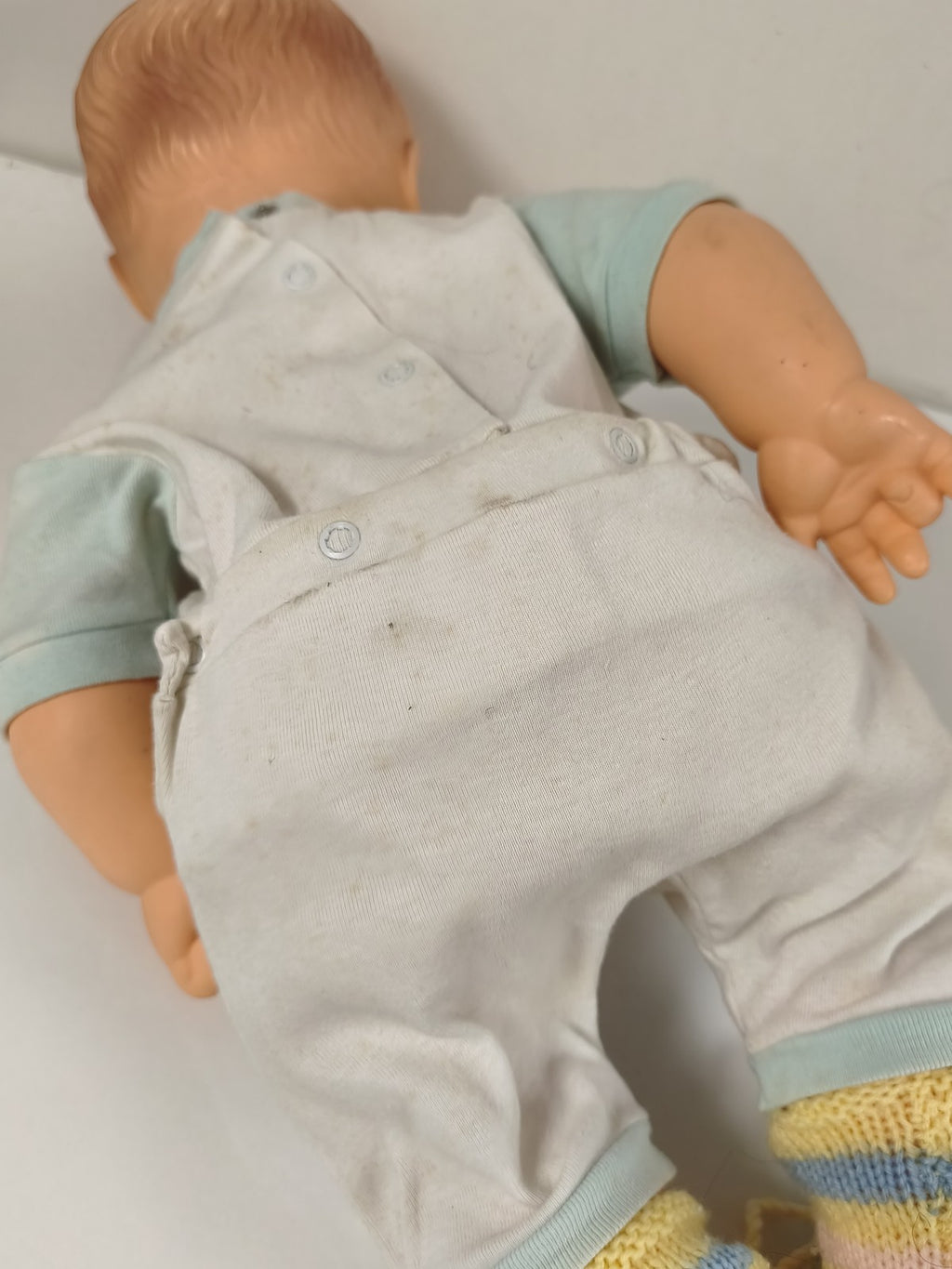 Ancienne poupée Polyflex France, yeux dormeurs, tenue layette