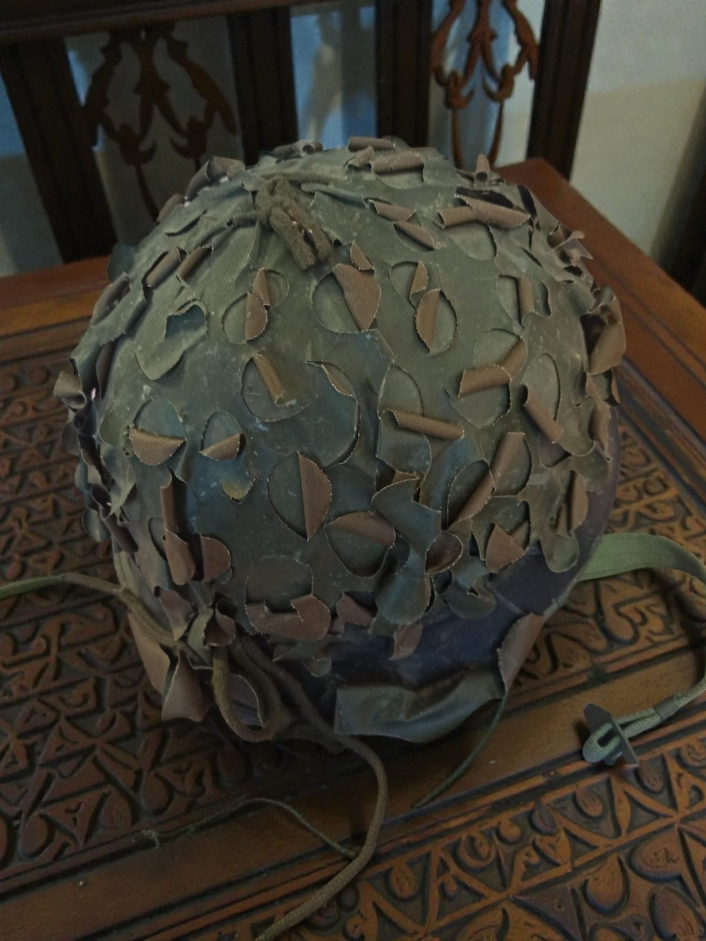Casque militaire ancien camouflé vintage armée authentique rétro occasion