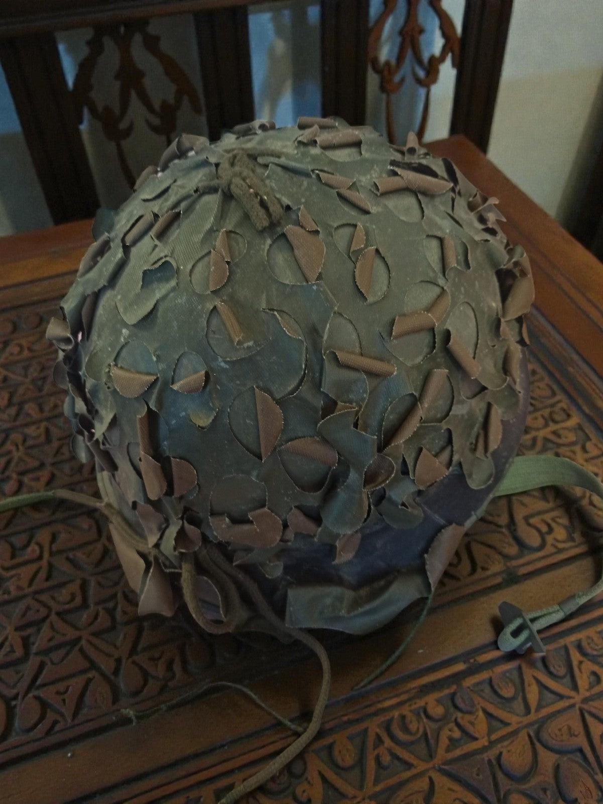 Casque militaire ancien camouflé vintage armée authentique rétro occasion