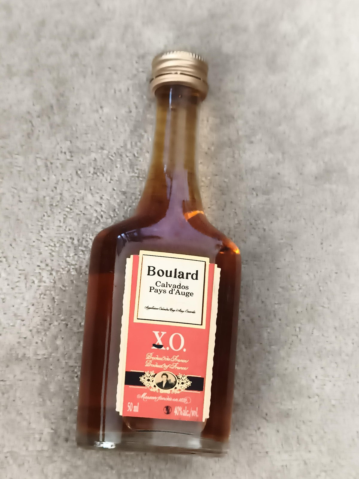 Mini bouteille Boulard Calvados Pays d'Auge XO 50ml partiellement remplie