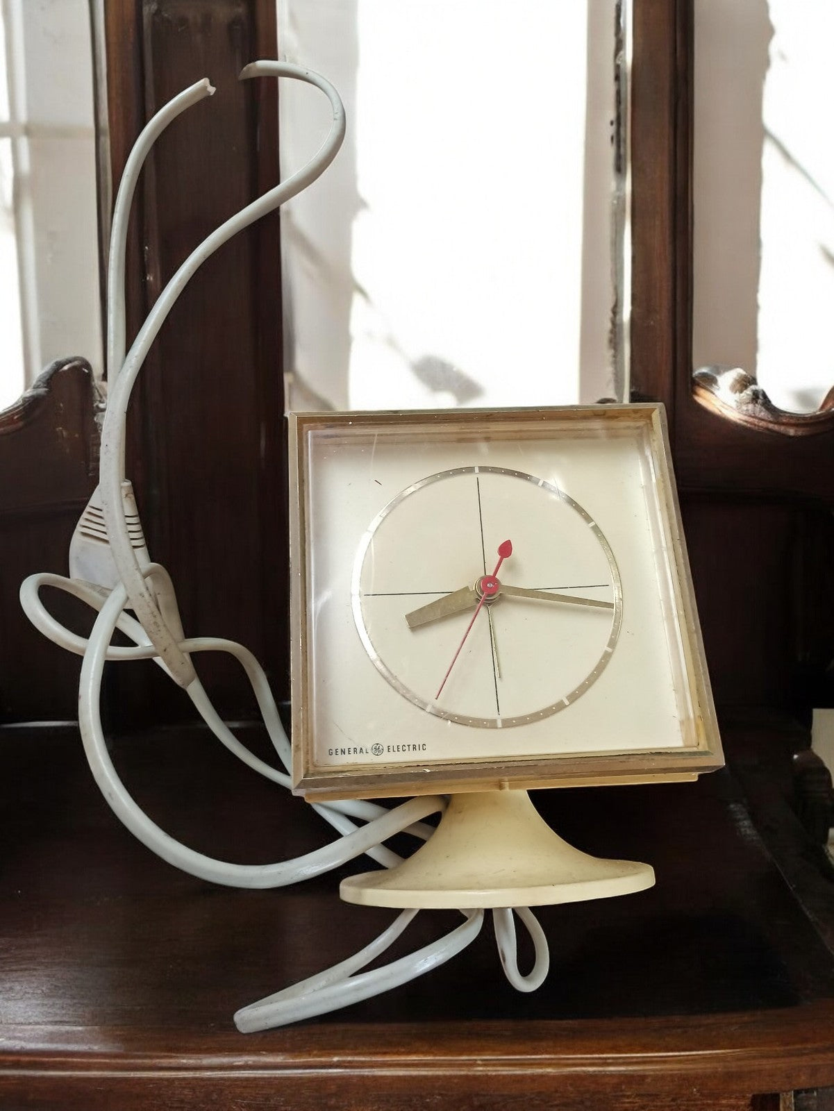 Réveil vintage General Electric carré blanc, horloge rétro design années 60