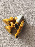 Figurine Gormiti jaune grise mini monstre créature articulée jouet enfant