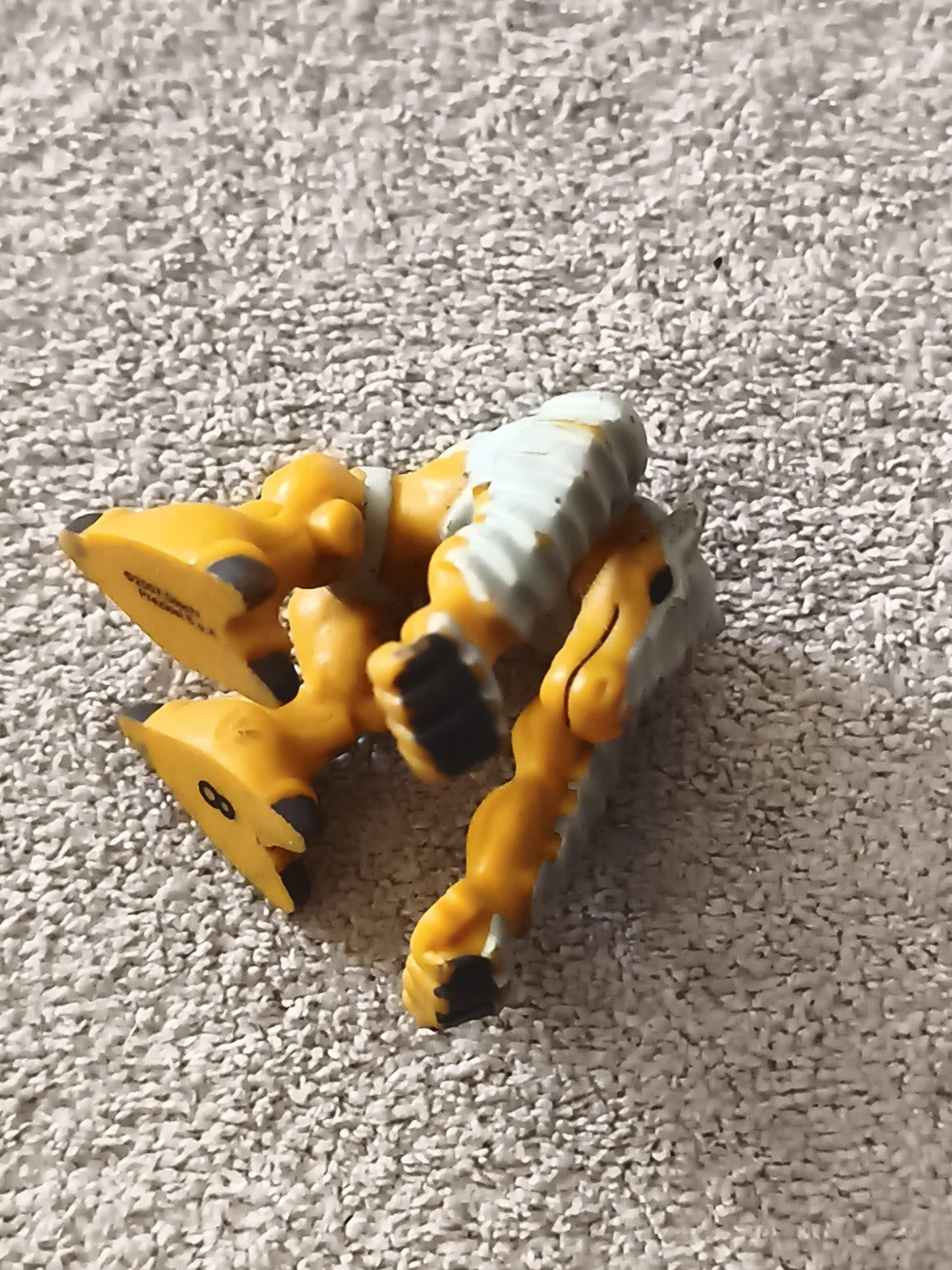 Figurine Gormiti jaune grise mini monstre créature articulée jouet enfant