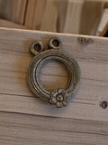 Pendentif rond vintage métal fleuri années 50, double anneau, bijou rétro
