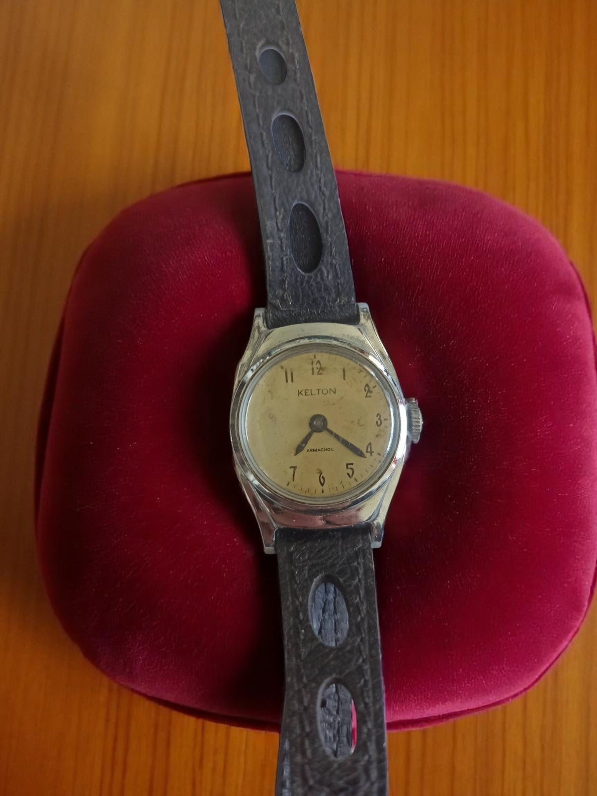 Montre mécanique vintage femme Kelton cadran patiné bracelet perforé rétro