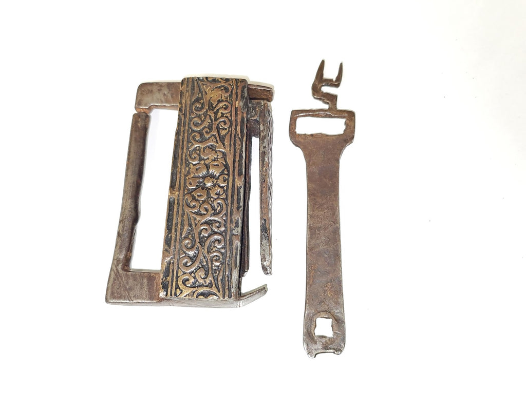 Cadenas ancien vintage à système mécanique, objet rétro pour collectionneur