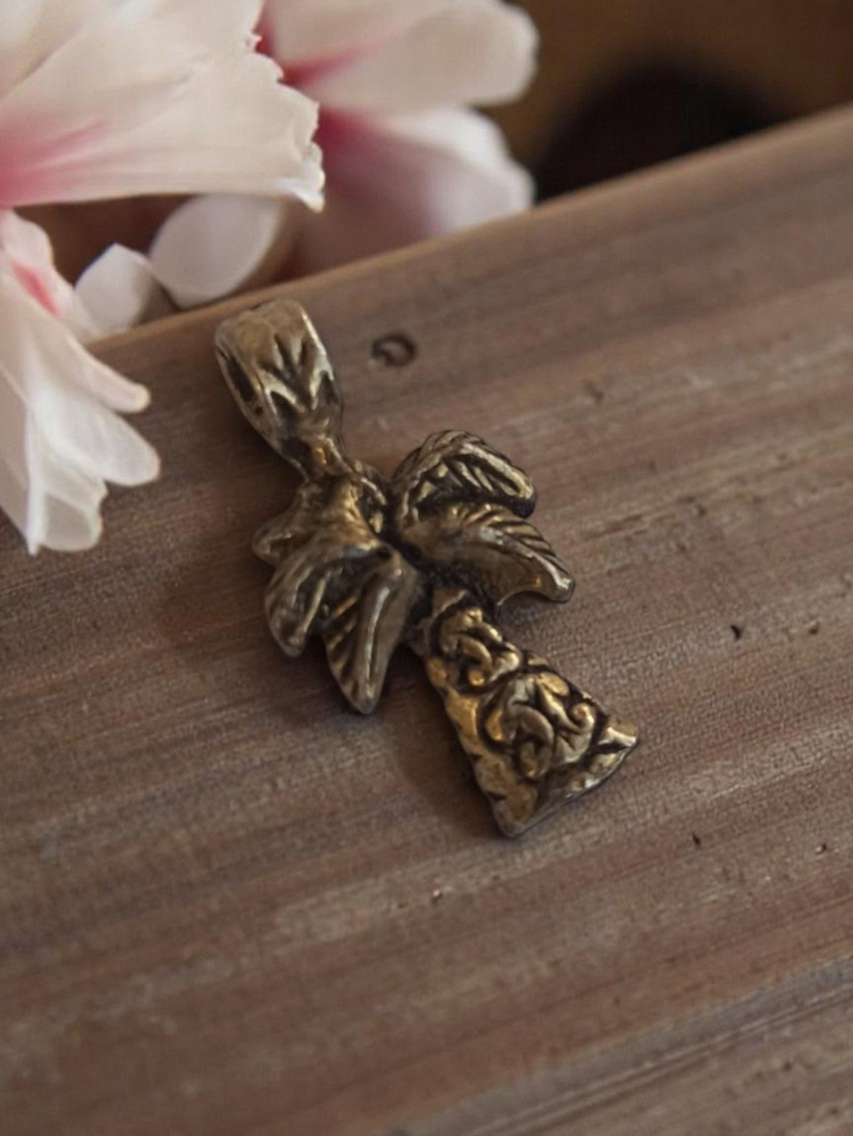 Pendentif vintage années 50 métal doré relief croix palme bijouterie deadstock