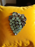 Broche vintage grappe de raisin métal strass verts rétro chic bijou ancien