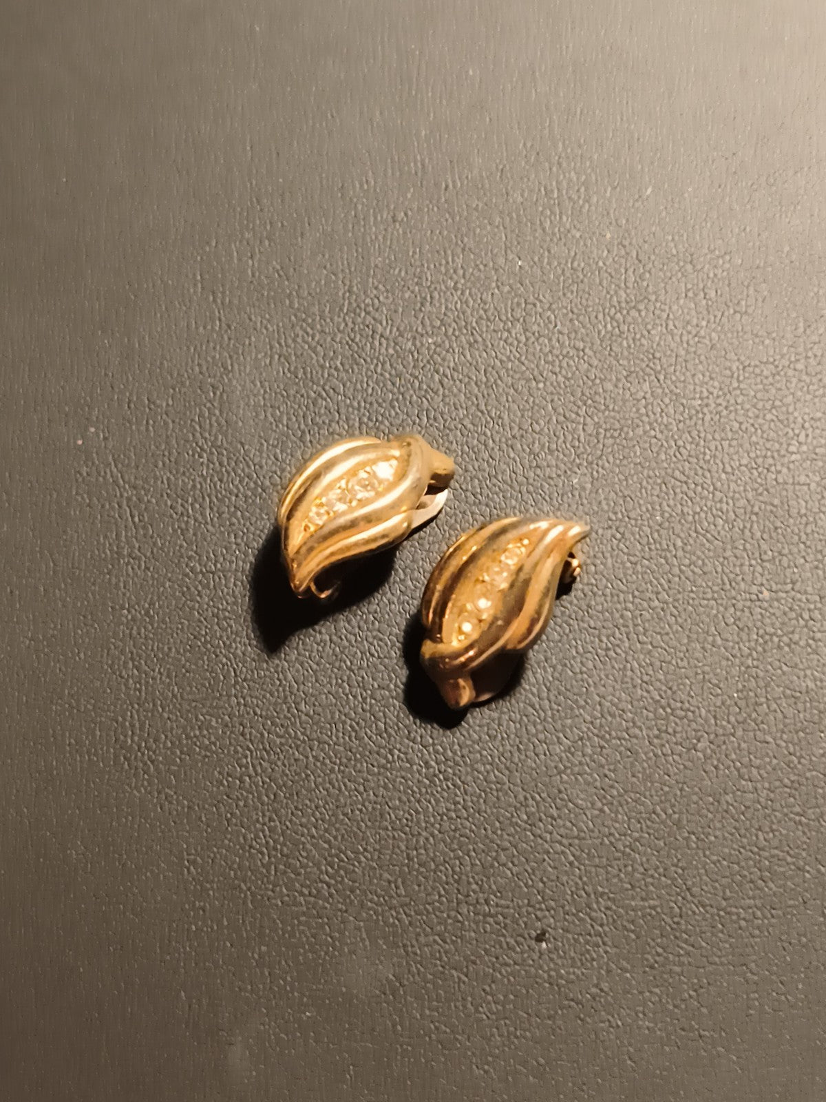 Paire de clips d’oreilles vintage dorés feuille strass ancien fantaisie