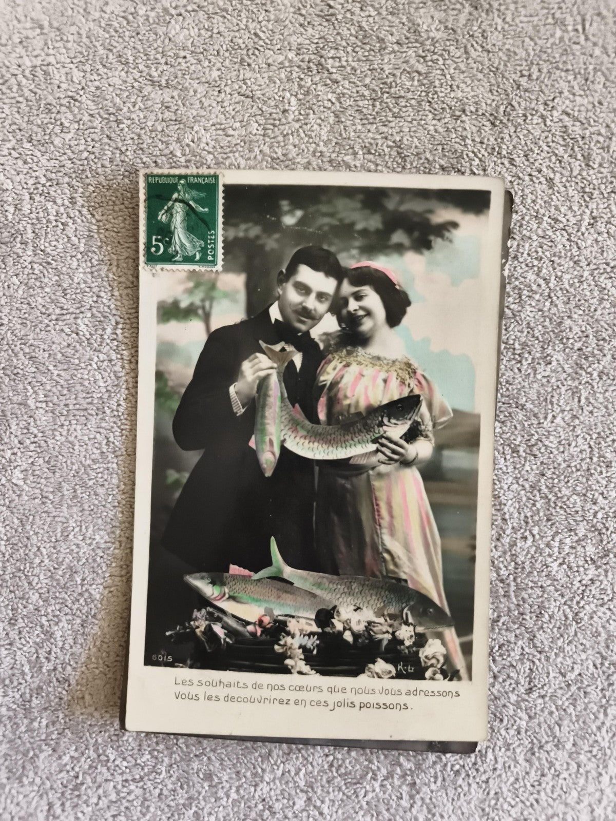 Carte postale ancienne humour Poisson d'avril couple colorisée CPA timbre