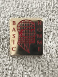 Pin's vintage BASIC HOMME visage géométrique carré noir rouge (Ref 8)