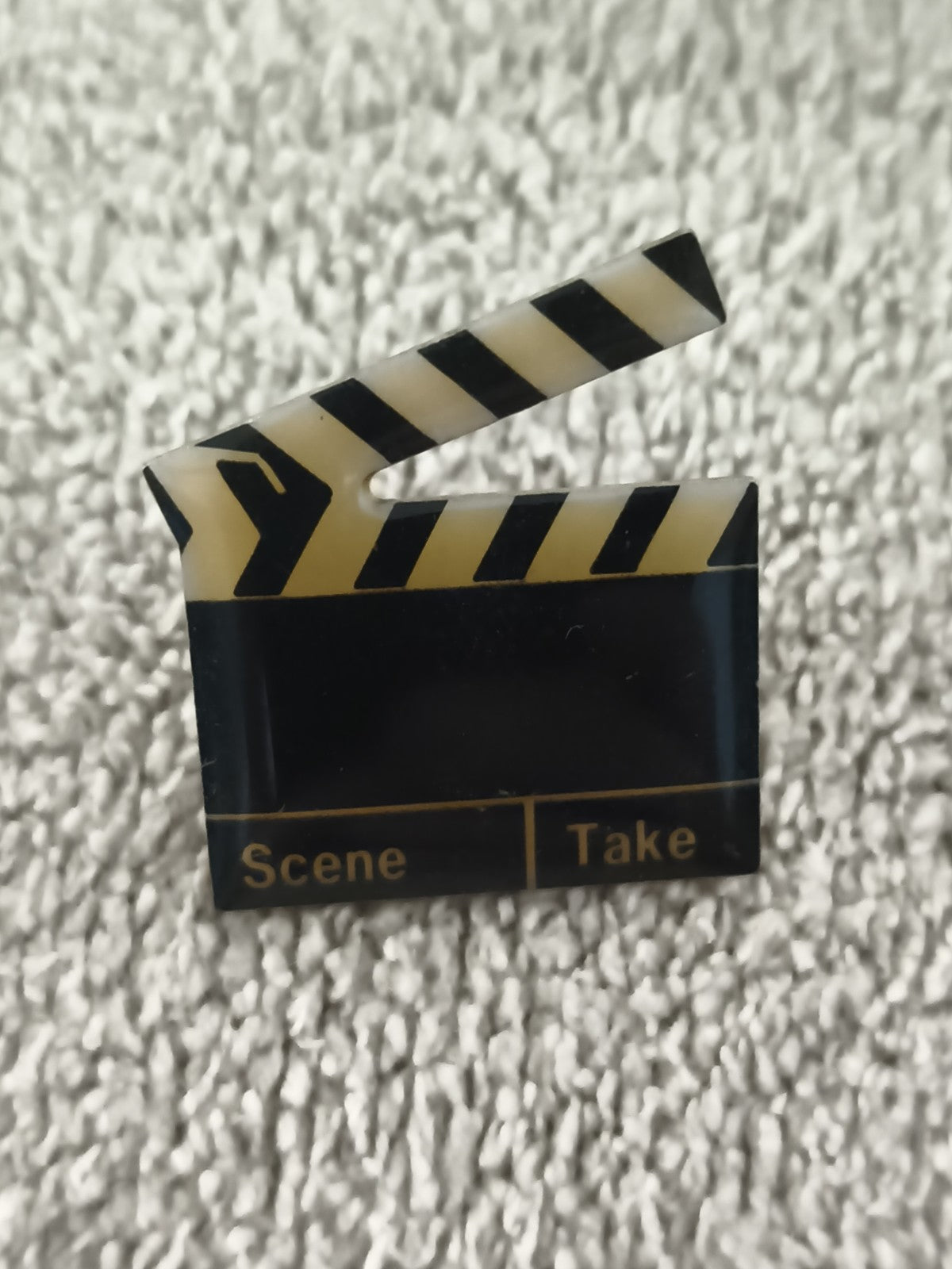Pin's vintage clap cinéma noir jaune, badge film movie (Ref 3)
