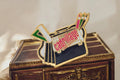 Pin's vintage Quadrillage Espace Papeterie rétro, motif fournitures scolaires
