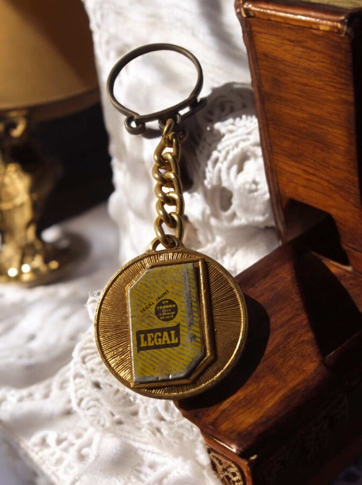 Porte-clés publicitaire LEGAL jaune vintage rond aspect doré rétro